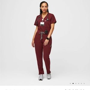 Figs scrub set in maroon